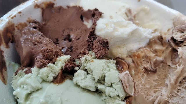 Ordenó un cuarto de helado y desconfió de la atención de la cordobesa.