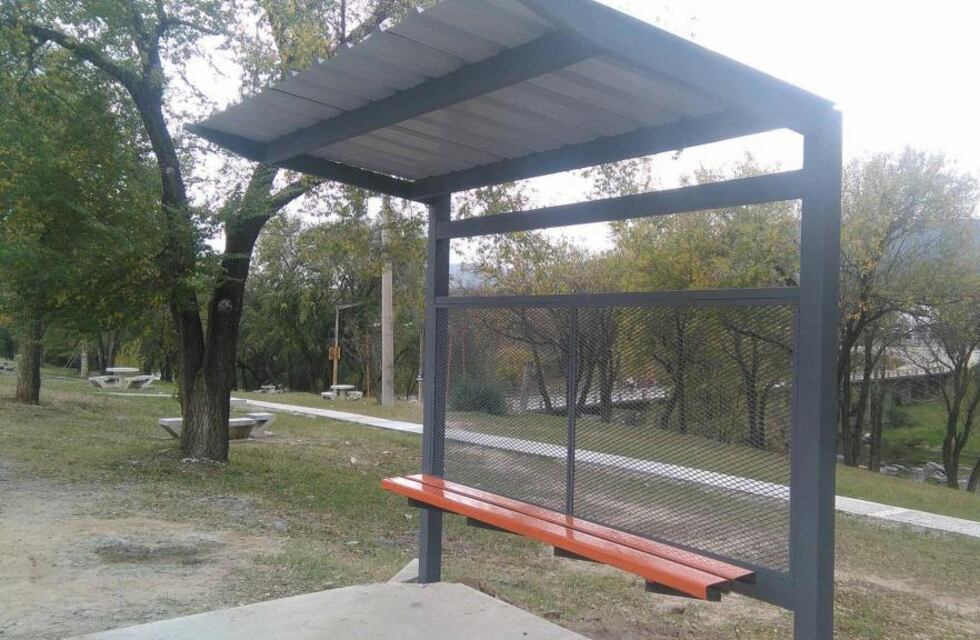 Vecinalistas de Carlos Paz se unen para pedir nuevas garitas de espera para el transporte urbano de pasajeros