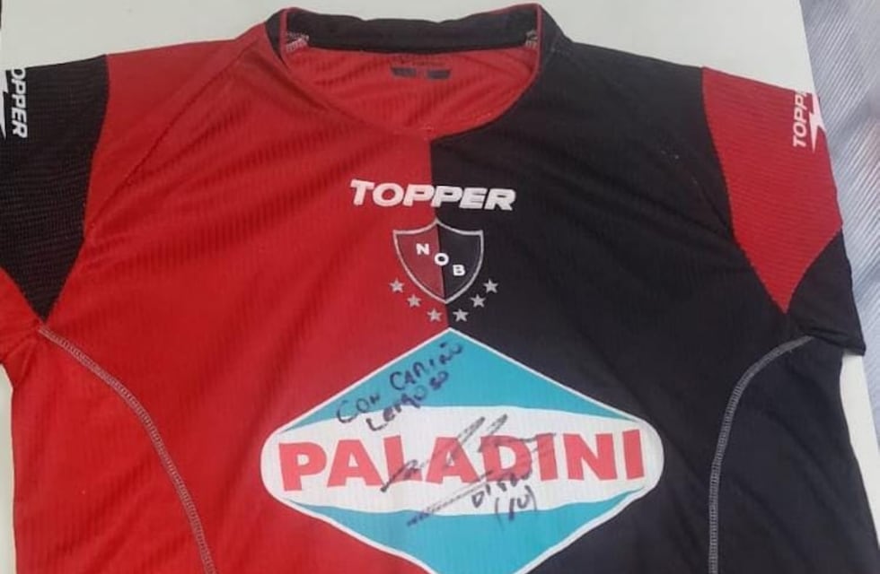 Cómo es la camiseta firmada por Diego Maradona que había sido robada en Córdoba