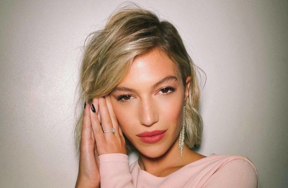 Stefi Roitman fue por todo y modeló un vestido de red fucsia muy sexy que deja ver mucha piel