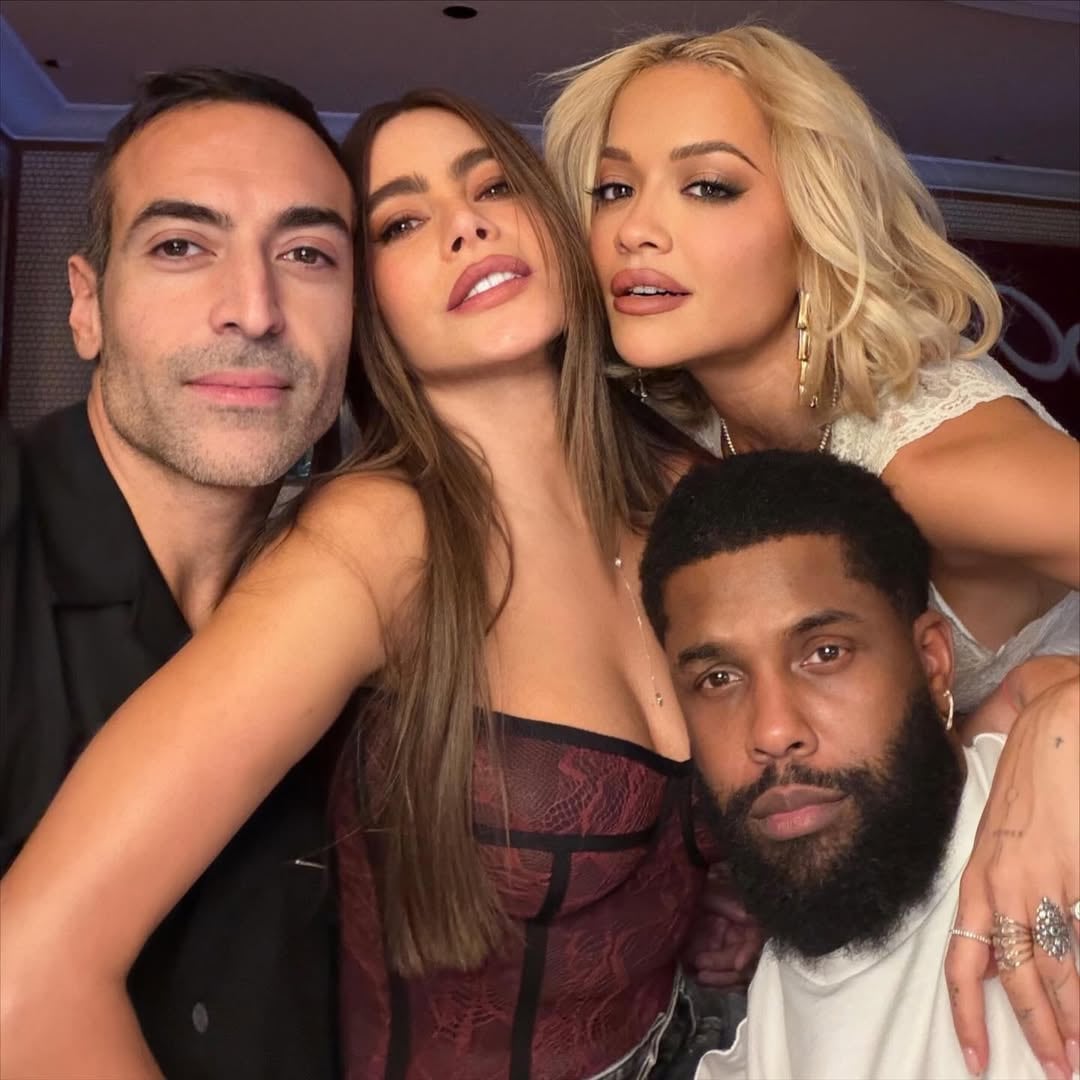 Sofía Vergara eligió un corset semitransparente con escote al límite y arrasó aplausos en Instagram