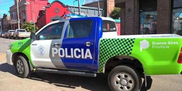 La Policía logró hacer que el joven deponga su actitud. Foto: Web.