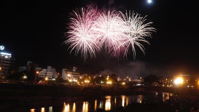 Pasadas la 01 de la madrugada, y tras una espontánea cuenta regresiva, inició el show calificado por muchos como "espectacular". (Foto: Municipalidad VCP).