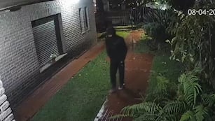 Un delincuente ingresando a la casa de la jubilada.