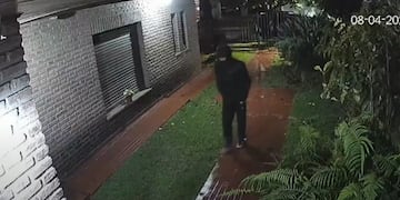 Un delincuente ingresando a la casa de la jubilada.