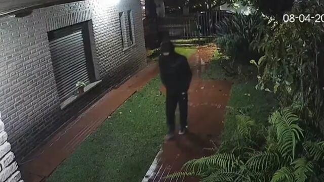 Un delincuente ingresando a la casa de la jubilada.