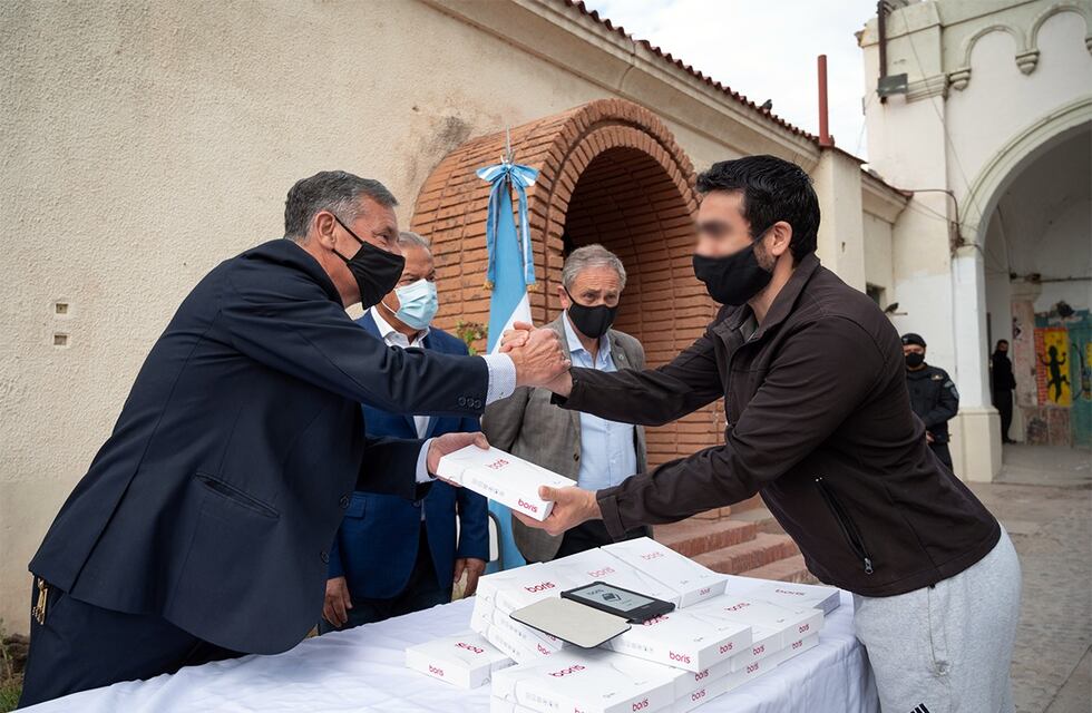 Estudiantes universitarios presos recibieron ebooks de la UNCuyo