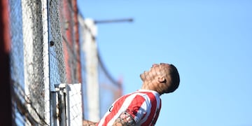 Alarido de Fernando Alarcón. Gol del "Palomo" y triunfo de Instituto, para pelear arriba (Javier Ferreyra / La Voz).