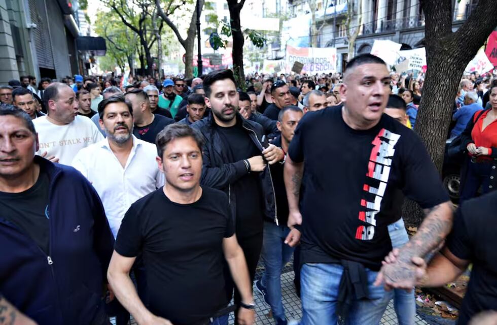 Bajo perfil de los partidos en la marcha universitaria