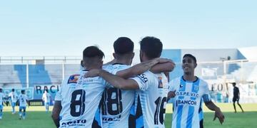 Racing defenderá la punta en Chaco, casi a la misma hora del superclásico (La Voz).