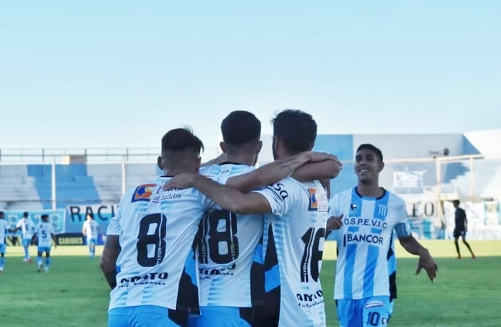 El plantel de Racing viajó a Chaco, y compartirá el domingo con Boca-River