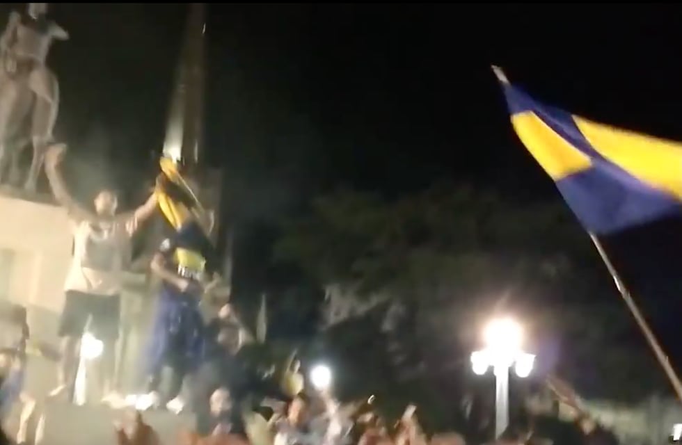 Los hinchas de Boca festejaron el campeonato e intervinieron la estatua de San Martín