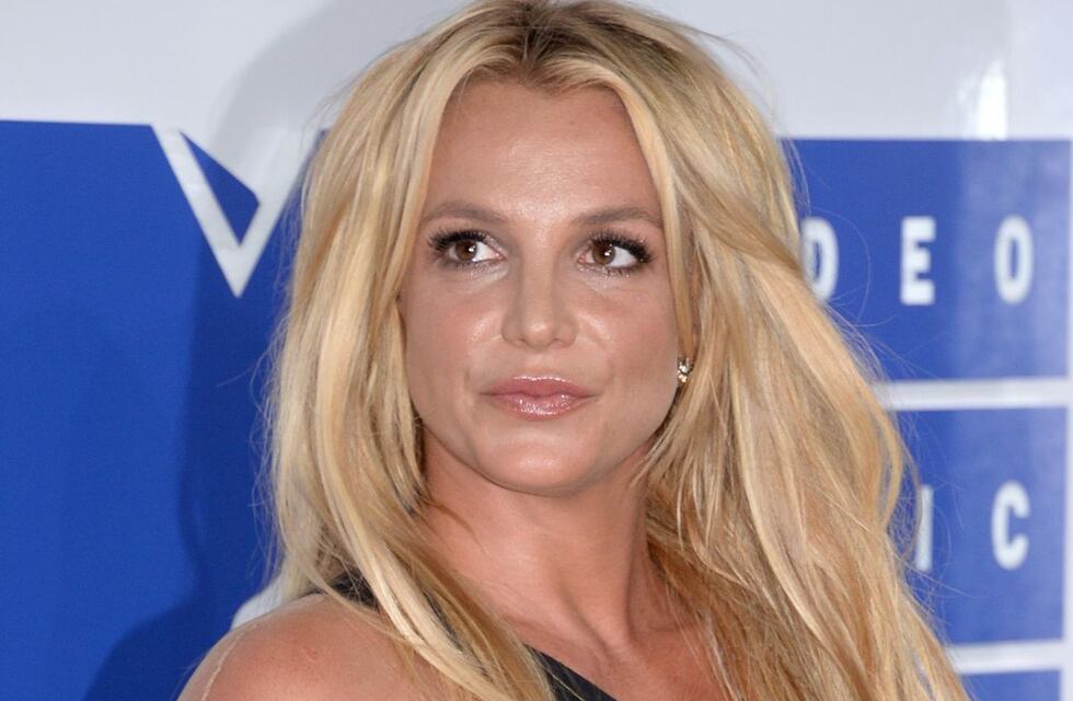 Frente al espejo, Britney Spears apareció con un vestido rojo fuego, pero un detalle se llevó toda la atención
