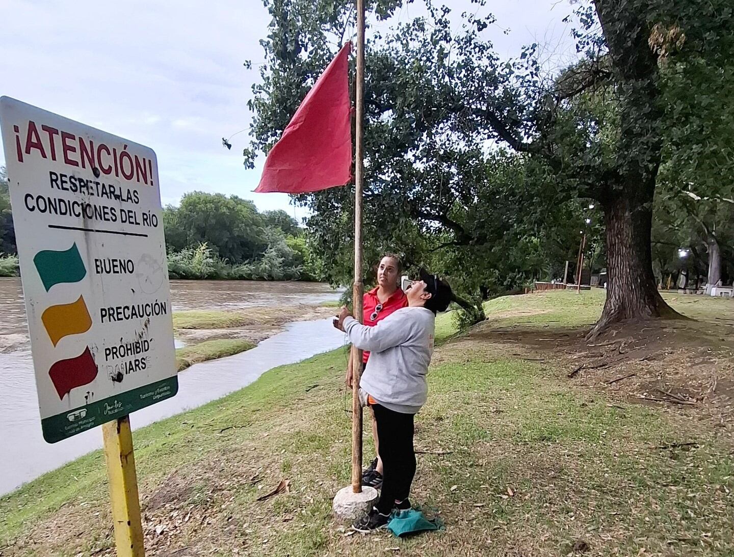 Bandera Roja en la costa del Río Xanaes en Arroyito por la creciente