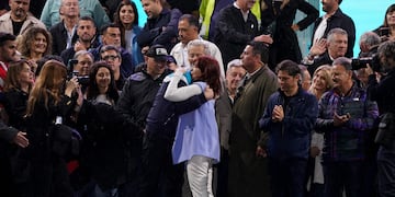 La vicepresidenta Cristina Kirchner abrazada a su hijo Máximo en el escenario en Plaza de Mayo. Foto: Clarín.