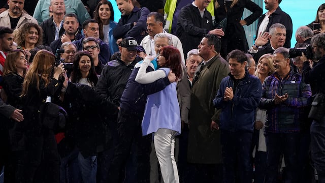 La vicepresidenta Cristina Kirchner abrazada a su hijo Máximo en el escenario en Plaza de Mayo. Foto: Clarín.