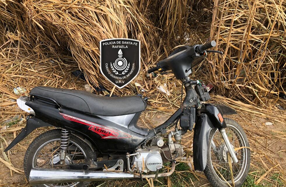 Encontraron una moto abandonada en pastizales
