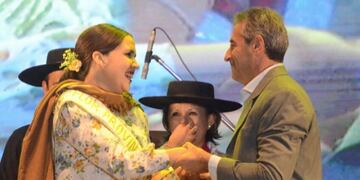 Camila Suárez, la nueva Flor de la Tradición Provincial, recibiendo el honor de su nuevo título cultural.