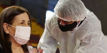 El intendente de Las Heras vacunando en el el Vicente Polimeni.