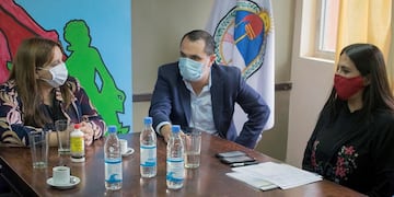 El presidente del Concejo Deliberante, Lisandro Aguiar, en diálogo con funcionarias de la Procuración Municipal y concejales del bloque oficialista.