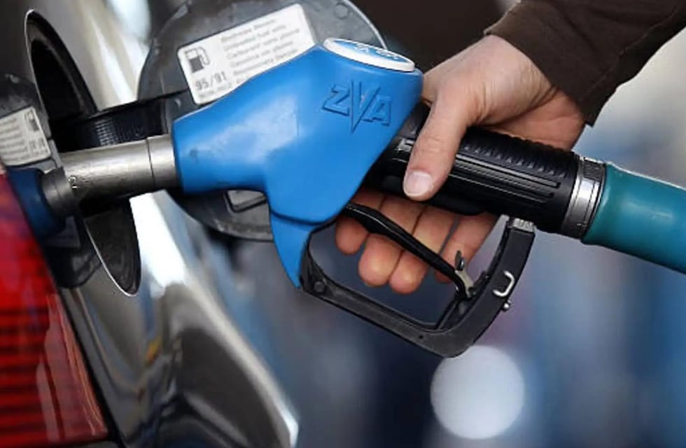 ¡Atención conductores!: cuáles son los errores comunes que se cometen al cargar combustible