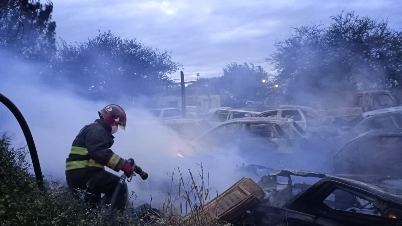 El incendio en un depósito de autos en desuso en Córdoba.