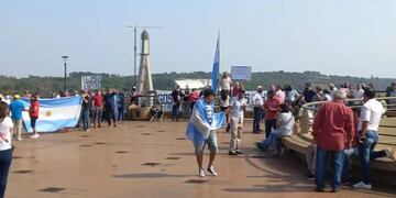 Nuevamente se autoconvocaron en Iguazú para reclamar a Nación la apertura del puente Tancredo Neves