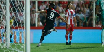 "Maravilla" Martínez celebra su primer gol y el primer tanto de Instituto en su regreso a la Liga Profesional. (Prensa Instituto)