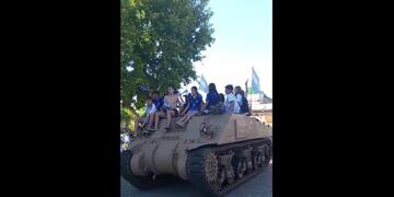 Villa de Merlo: salieron a festejar el triunfo de la Selección Argentina en un tanque de guerra