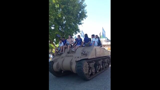 Villa de Merlo: salieron a festejar el triunfo de la Selección Argentina en un tanque de guerra
