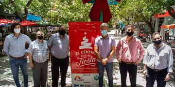 El intendente Ulpiano Suárez junto a Adrián Alín y comerciantes del centro de Mendoza en el lanzamiento del programa "El centro está de fiesta". Gentileza MCM