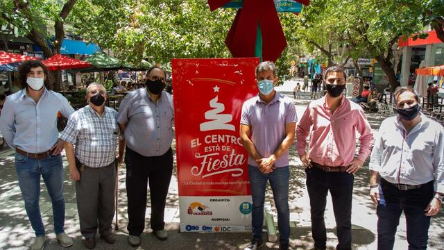 El intendente Ulpiano Suárez junto a Adrián Alín y comerciantes del centro de Mendoza en el lanzamiento del programa "El centro está de fiesta". Gentileza MCM