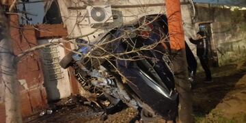 El auto robado que terminó incrustado en una de las casas de un barrio de Rosario.