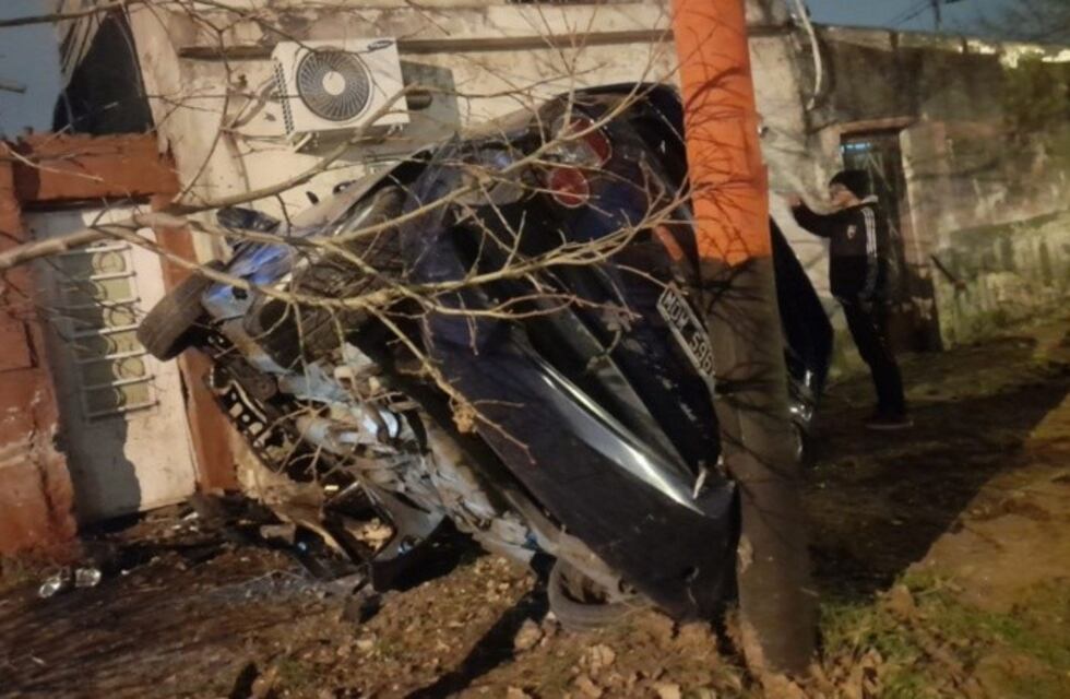 Video: robaron un auto de la vía pública y terminaron incrustados en el frente de una casa en Rosario