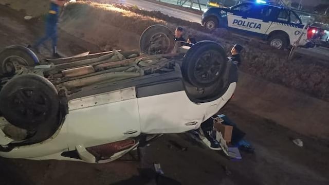 Volcó en su vehículo, esperaban ayuda y las asaltaron.