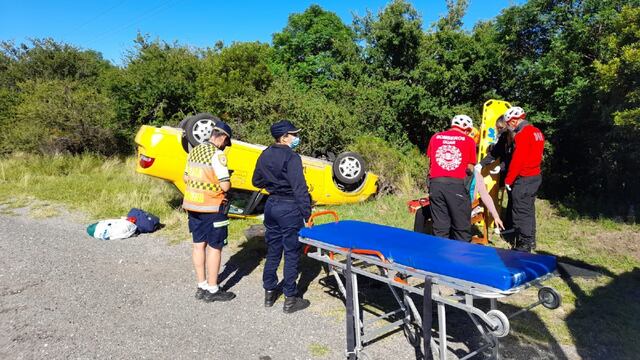 El taxi quedó dado vuelta en la banquina del camino a las Altas Cumbres.