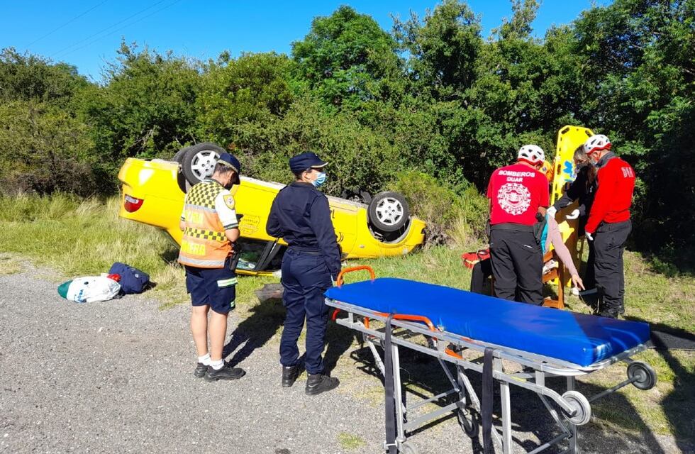 Un taxi despistó y se dio vuelta en el camino de las Altas Cumbres