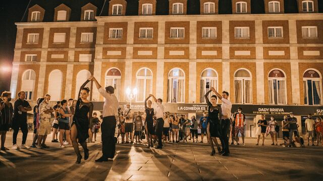 Además, se realizó la intervención del monumento al Almirante Brown.