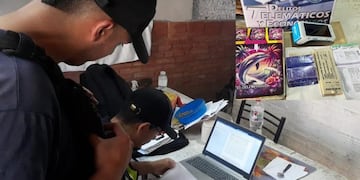 Policía secuestró documentación y un Posnet en operativos simultáneos.