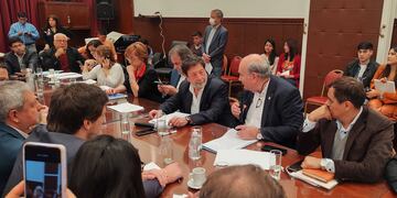 Micrófono en mano, el diputado justicialista Rubén Rivarola durante su intervención en la reunión de la Comisión de Asuntos Institucionales convocada por la reforma constitucional en Jujuy.