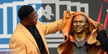 El exjugador de la NFL Leroy Butler devela su busto durante su incorporación al Salón de la Fama.