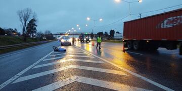 El rodado y el cadáver de la víctima quedaron tendidos sobre la mano que va hacia el norte. (@lucascorrea93)