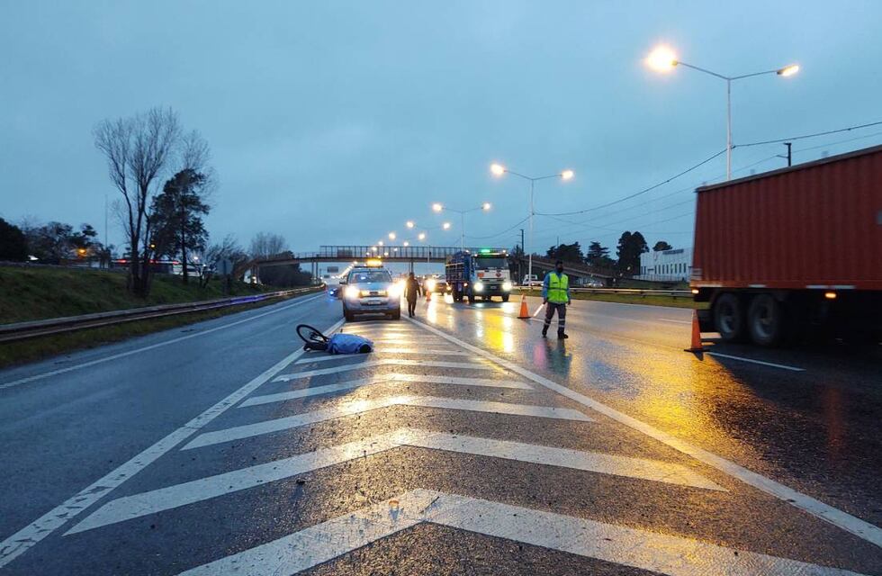 Hallaron muerto a un ciclista bajo la lluvia sobre Avenida Circunvalación