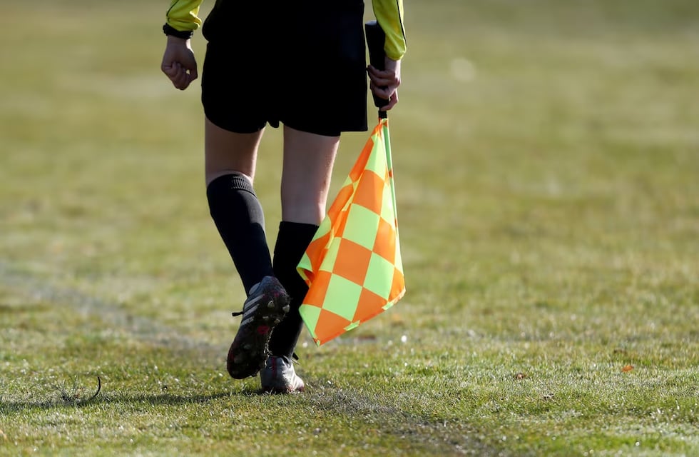 Escándalo: despiden a un periodista por comentarios machistas contra una árbitra