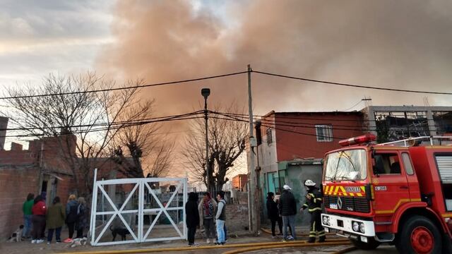 Incendio en depósito de cartones de Villa Itatí