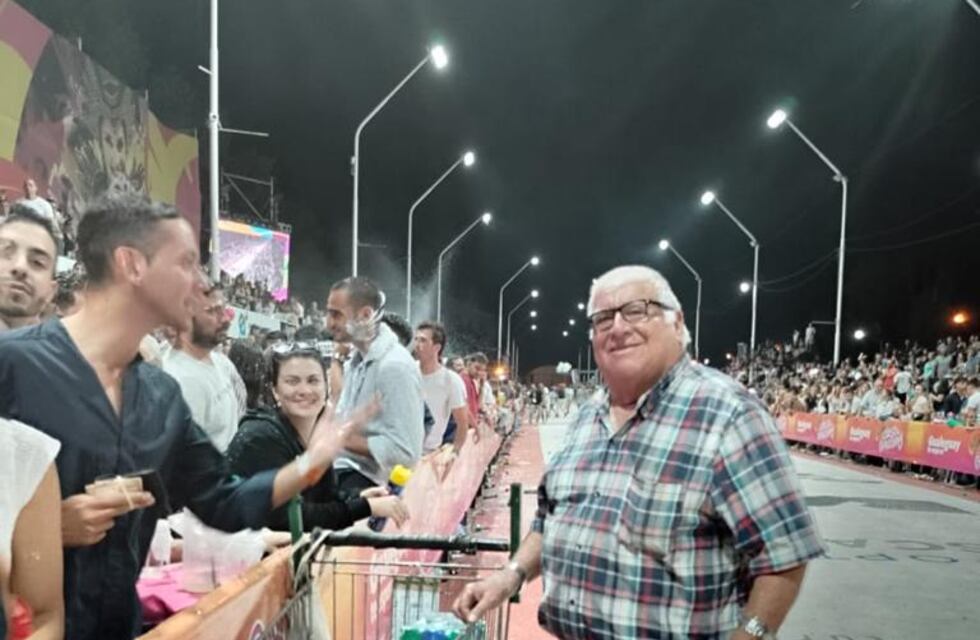 Jorge vende la espuma hace 58 años en los Corsos de Gualeguay en donde lo recaudado es repartido entre las comparsas