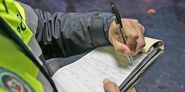 Autoridades anotando infracciones de tránsito.