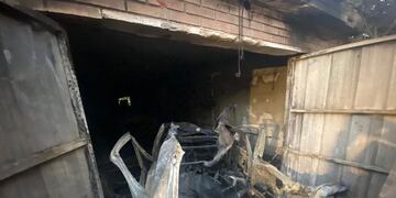 Un incendio en un taller de autos en la ciudad de Córdoba produjo la sospecha de la Justicia.