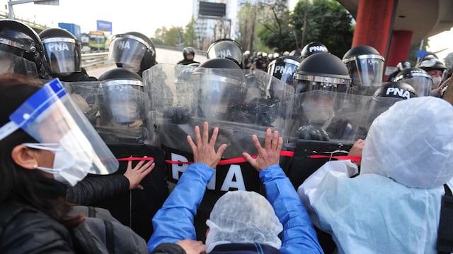 Trabajadores de la salud chocan con efectivos de la Prefectura al querer marchar sobre el puente Pueyrredón.