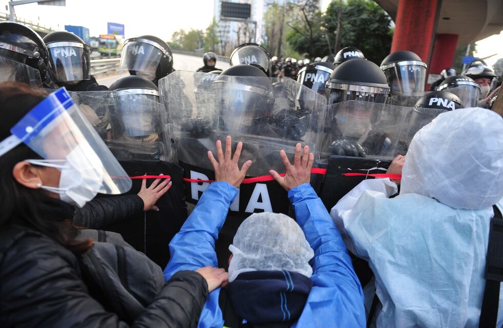 Incidentes en Puente Pueyrredón: trabajadores de la Salud pretendían marchar y Prefectura evitó el corte